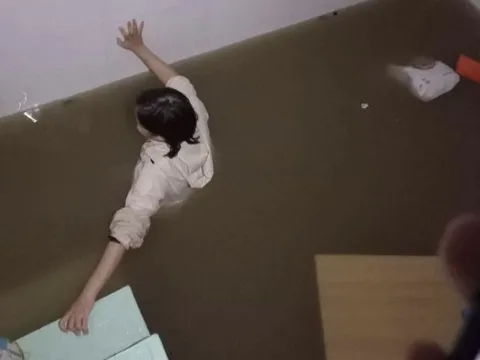 Đưa người lạ về nhà ở nhờ trong trận mưa lịch sử