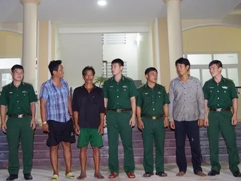 Hai ngư dân gặp nạn được tàu cá Bình Định đưa vào bờ an toàn