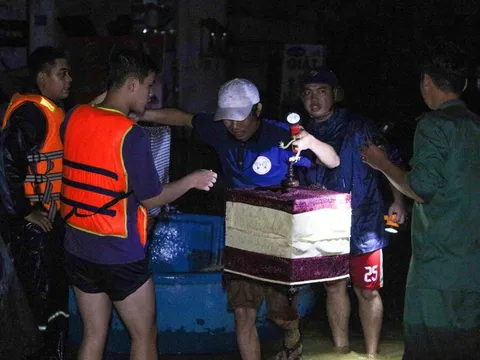 'Bão tim' chàng trai 18 tuổi thấy lũ về liền đi cứu người