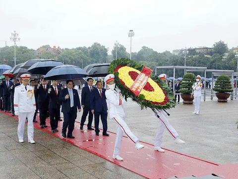 Lãnh đạo Đảng, Nhà nước và các đại biểu Quốc hội vào Lăng viếng Chủ tịch Hồ Chí Minh trước giờ khai mạc Kỳ họp thứ Tư