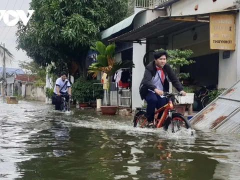 Cuộc sống người dân bị đảo lộn vì nước ngập nhiều ngày liền