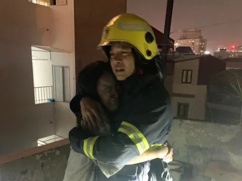 Người lính cứu hỏa chia sẻ khoảnh khắc nữ nạn nhân ôm chặt khóc nức nở