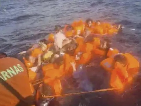 Tàu Indonesia chở 240 người bốc cháy trên biển, 14 người thiệt mạng