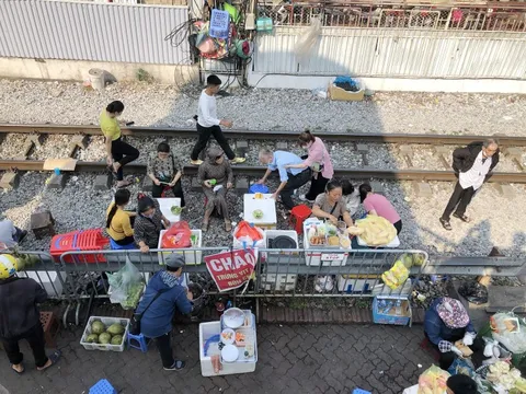 Thản nhiên uống trà, ăn sáng… trên đường ray tàu hoả
