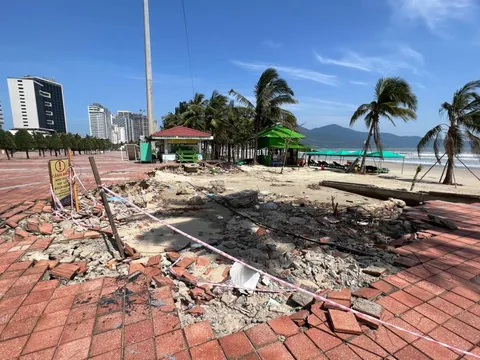 Bãi biển Đà Nẵng vẫn ngổn ngang 'thương tích' sau trận mưa lịch sử