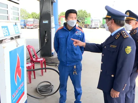 Bộ Công Thương chỉ đạo xử nghiêm trường hợp bán xăng qua thùng, can, chai