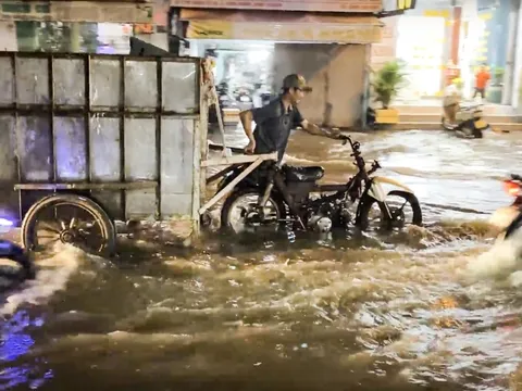 Người dân TP.HCM than trời vì triều cường ngập nhà hơn 10 năm