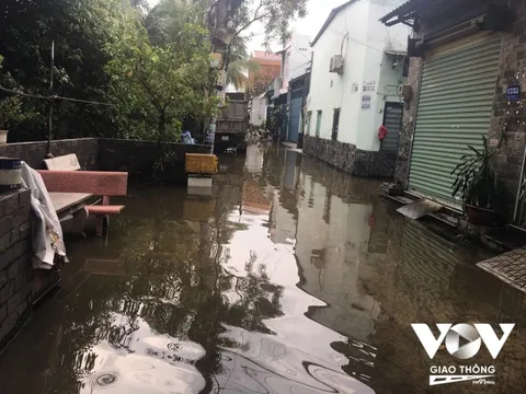 Cuộc sống của hàng trăm hộ dân bị đảo lộn do nước ngập cả tuần