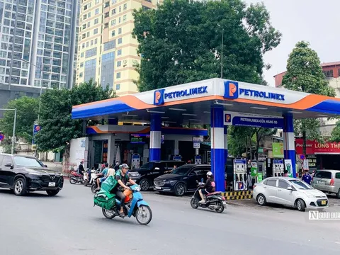 Người dân Hà Nội xếp hàng từ sáng sớm tới đêm khuya để đổ xăng