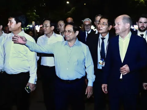 Thủ tướng Đức - Việt Nam đi dạo hồ Gươm, thăm đền Ngọc Sơn