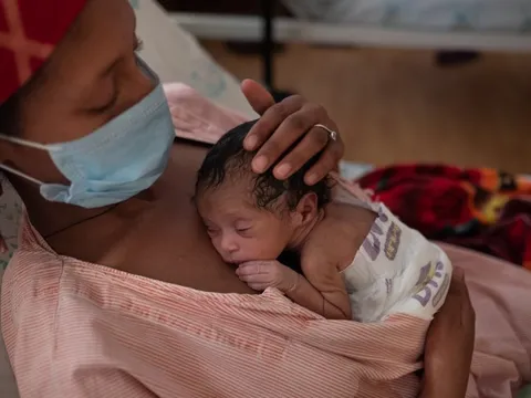 Phương pháp tiếp xúc da kề da giúp tăng tỷ lệ sống sót của trẻ sinh non