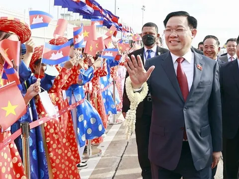 Chủ tịch Quốc hội Vương Đình Huệ đến Phnom Penh, bắt đầu thăm chính thức Campuchia