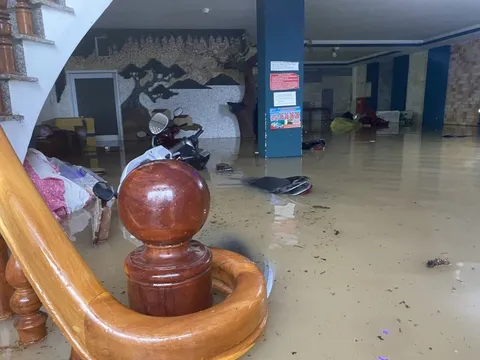 Bình Định: Mưa lớn, nhiều tài sản của người dân ở Quy Nhơn bị nước nhấn chìm
