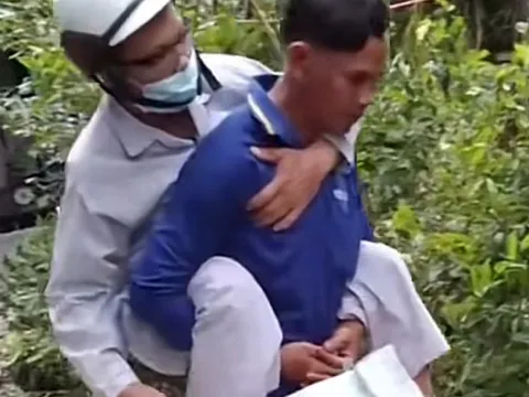 Con rể miền Tây 10 năm cõng cha vợ đi chạy thận bất kể nắng mưa