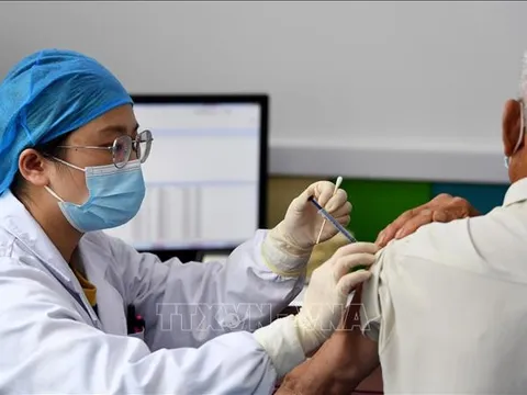 IMF kêu gọi Trung Quốc tăng cường tiêm vaccine ngừa COVID-19 và hỗ trợ lĩnh vực bất động sản