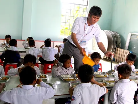 Nghẹn ngào bánh mì 0 đồng ở 'hốc Pờ Tó'