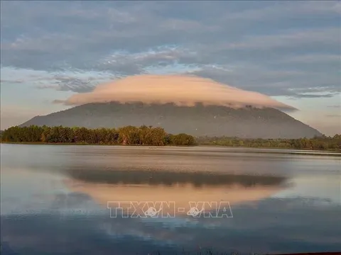 Kỳ lạ đám mây lớn hình nón bao phủ đỉnh núi Chứa Chan