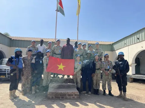 Bệnh viện dã chiến "mũ nồi xanh" Việt Nam tặng quà các trường học tại Nam Sudan