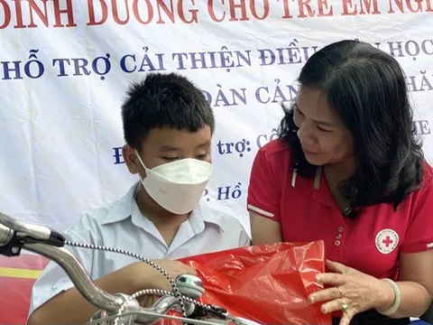 Tặng xe đạp cho học sinh có hoàn cảnh khó khăn