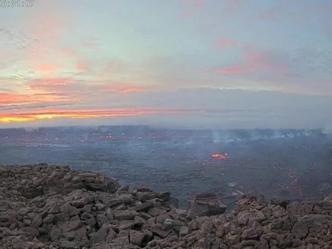 Núi lửa lớn nhất thế giới phun trào sau gần 40 năm, người dân Mỹ có sợ hãi?