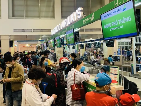 Giá vé máy bay Tết 2023 cao ngất ngưởng, nhiều người lo lắng không mua được vé về quê