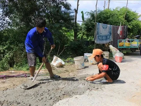 Người phụ hồ 6 năm cần mẫn 'vá' đường để mọi người lưu thông an toàn