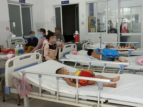 Chấn chỉnh tình trạng bán thực phẩm không rõ nguồn gốc trước cổng trường học