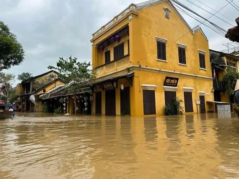 Mưa trắng trời, Hội An lại ngập trong nước lũ, hoãn nhiều sự kiện
