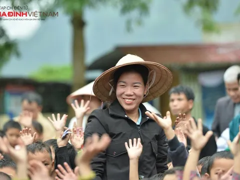 Cô giáo miền xuôi hơn 10 năm xa chồng con lên "gieo chữ" làng bản