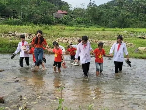 Nghệ An: Học sinh háo hức qua cầu dân sinh vượt lũ ngày rét buốt