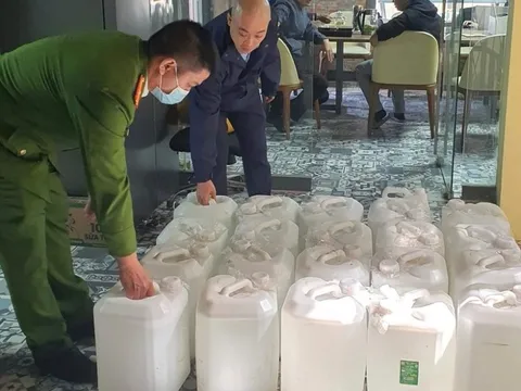 Hà Nội: Phát hiện hơn 500 lít rượu thủ công không rõ nguồn gốc xuất xứ