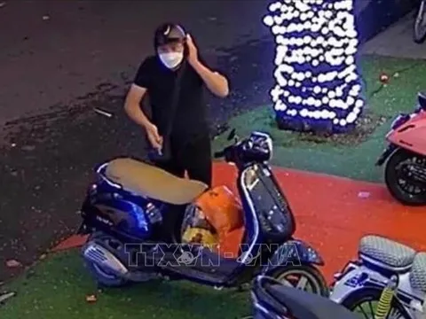 Tạm giữ hình sự hai đối tượng nghi lưu hành tiền giả