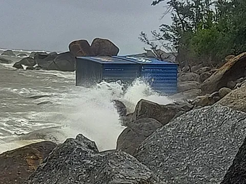 Sóng lớn hất văng 10 container chứa tủ lạnh, máy giặt xuống biển