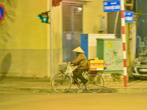 Chật vật mưu sinh trong đêm Hà Nội rét 11 độ C