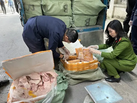 Hà Nội: Phát hiện, thu giữ 2,3 tấn thực phẩm "bẩn" chuẩn bị lên bàn nhậu