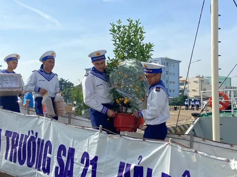 Đào, mai, quất và quà Tết ra nhà giàn DK1