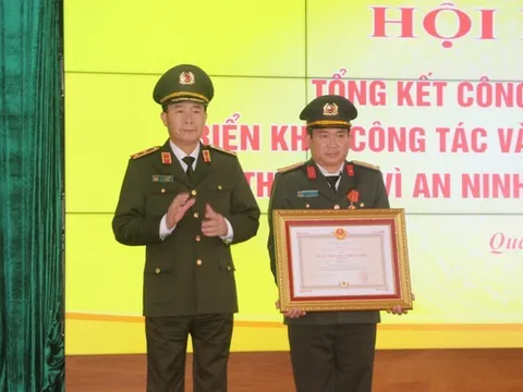 Đại tá Đinh Văn Nơi nhận Huân chương Chiến công hạng Nhì