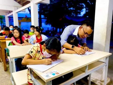 Lớp học ‘0 đồng’ của thầy giáo trẻ Thiện Thành