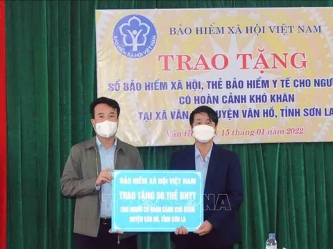 Tặng gần 16 nghìn sổ BHXH, 120 nghìn thẻ BHYT cho người có hoàn cảnh khó khăn