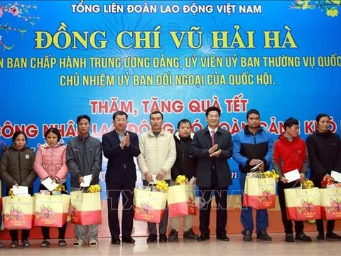 Tặng quà Tết cho công nhân khó khăn, hộ nghèo, gia đình chính sách tỉnh Nam Định