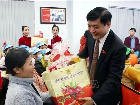 Tặng quà Tết cho công nhân lao động hoàn cảnh khó khăn