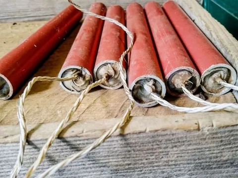 Nhiều trẻ phải nhập viện cấp cứu sau khi học tự chế pháo qua mạng