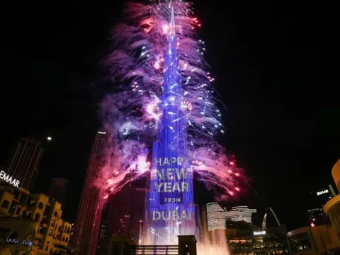 Thế giới chào đón năm 2023 trong pháo hoa rực rỡ và khoảnh khắc đáng nhớ