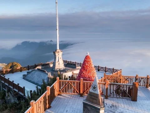 Fansipan “đốn tim” du khách với khung cảnh diệu kỳ trong mùa đông