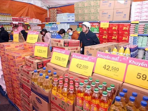 'Siêu thị lưu động' hỗ trợ người dân bị thiệt hại do mưa lũ đón Tết Nguyên đán