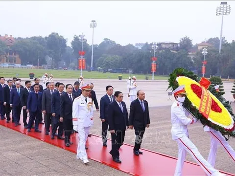 Đại biểu Quốc hội vào Lăng viếng Chủ tịch Hồ Chí Minh