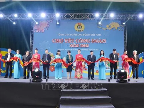 Mang không khí Tết ấm áp đến với người lao động