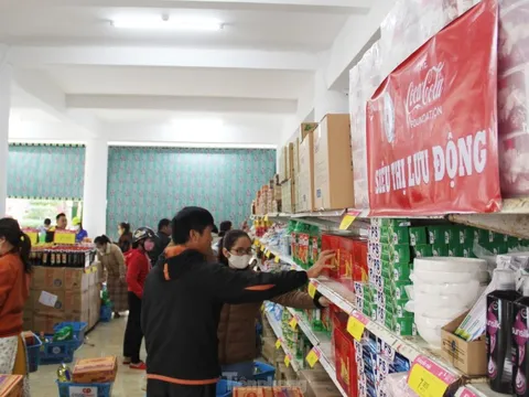 Người nghèo Đà Nẵng đi sắm Tết 0 đồng