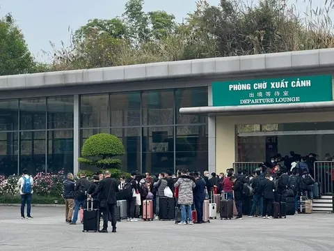 Hàng trăm người dân xếp hàng ở cửa khẩu Móng Cái để xuất cảnh sang Trung Quốc