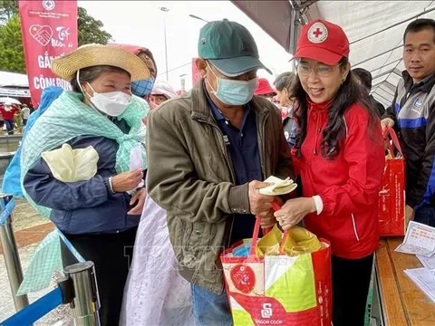 Lâm Đồng tổ chức Hội chợ Tết nhân ái tặng 1.000 suất quà cho người nghèo